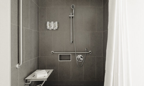 Salle de bain avec douche de la chambre La Contemporaine à l’Hôtel Château Laurier Québec